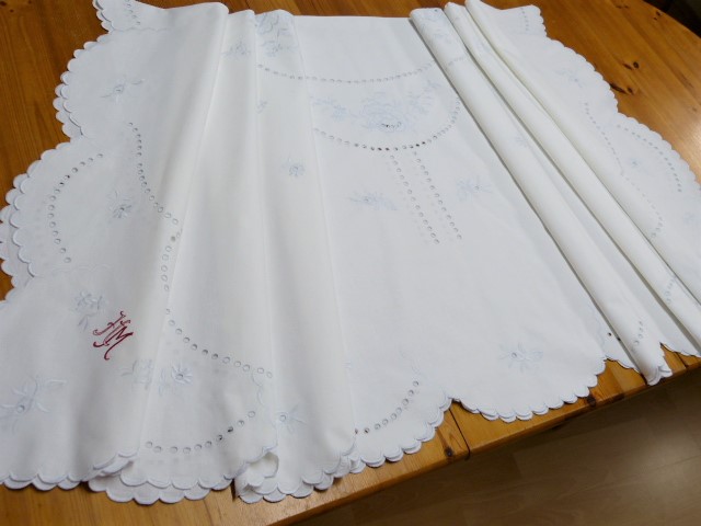 Weiße Tischdecke voller Lochstickerei und Blumen rotes Monogramm HM 100 % Baumwolle 150x198 cm