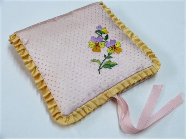 Süsser rosa Taschentuchbehälter mit hübscher Blumenstickerei Vorderseite Faltenrand Goldfarben