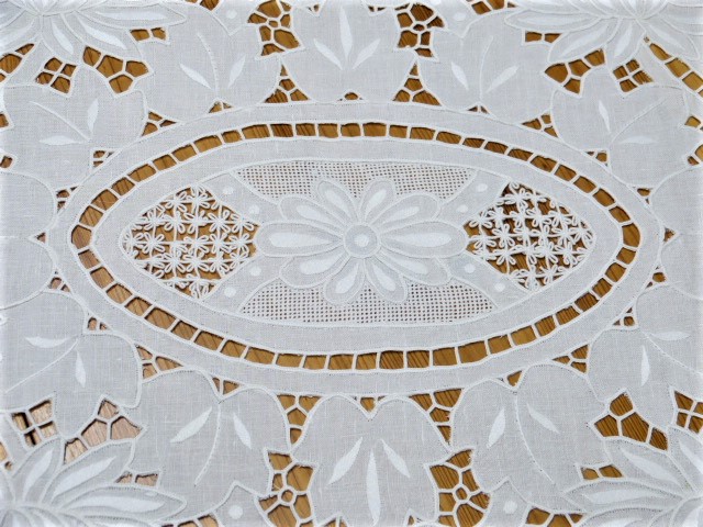Weißer Tischläufer eng mit Richelieu Blüten, Blätter bestickt 35x80 cm