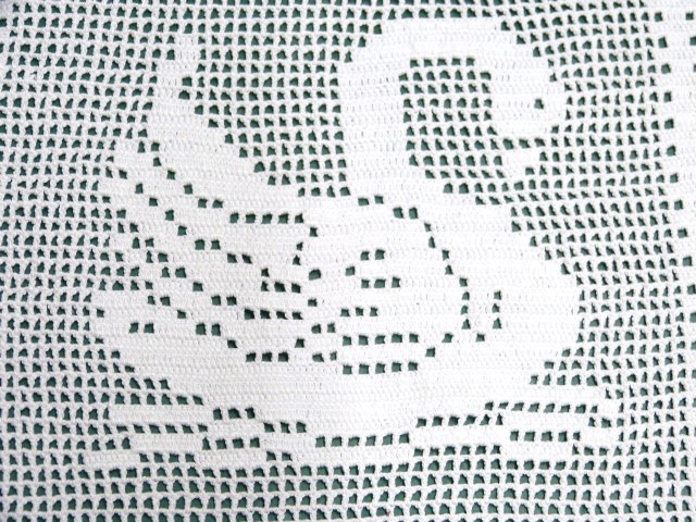 Kleine weiße quadratische Kissenhülle gehäkeltes Schwanenmotiv Handarbeit 27x29 cm