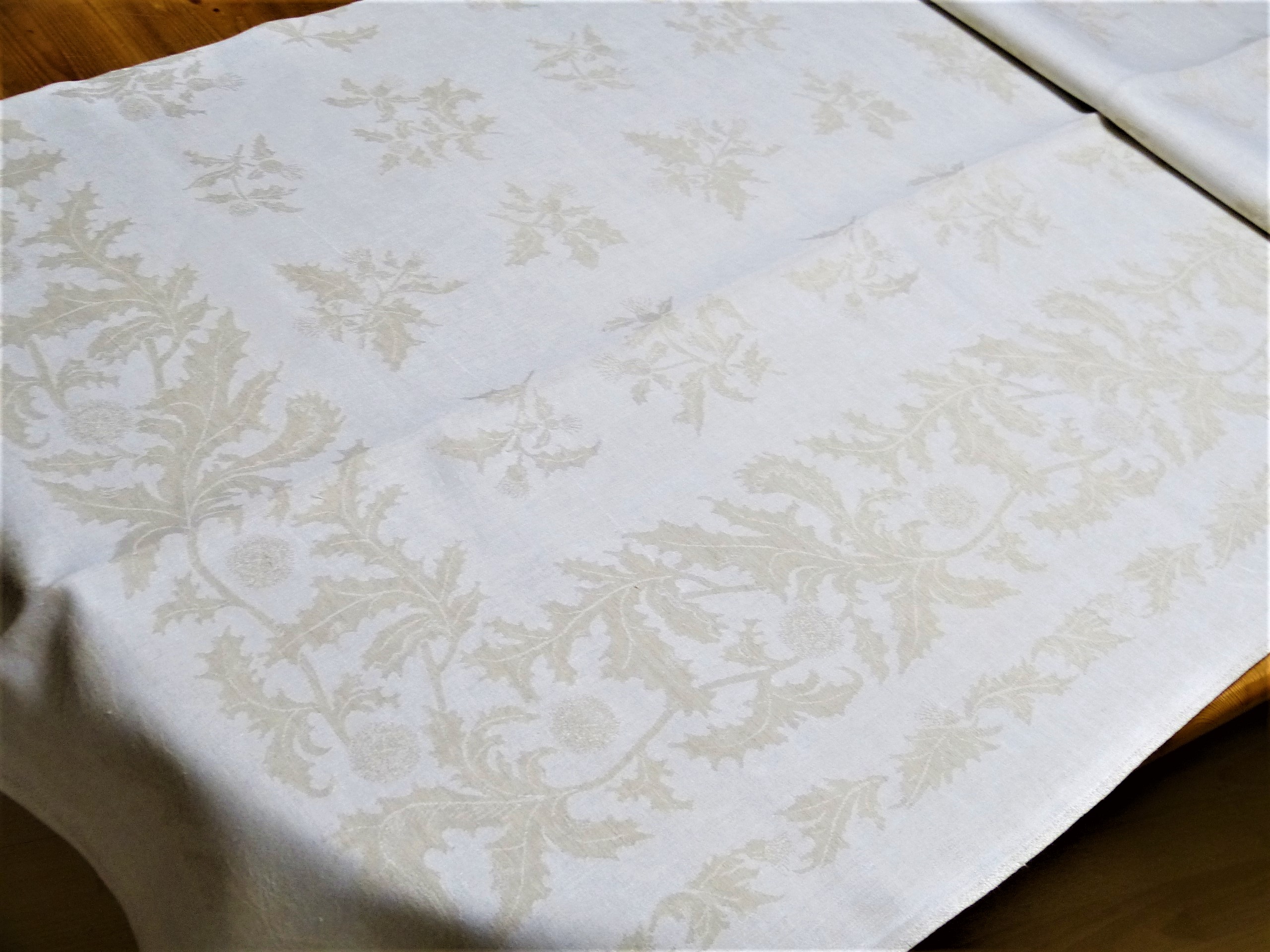 Große hell beige Tischdecke Distelblüten und Blätter durchgewebt 160 x 215 cm