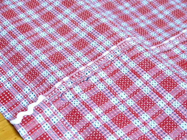 Tischdecke antiker Bauernstoff rot weiß blau kariert weiße Zackenlitze 4 applizierte Efeublätter