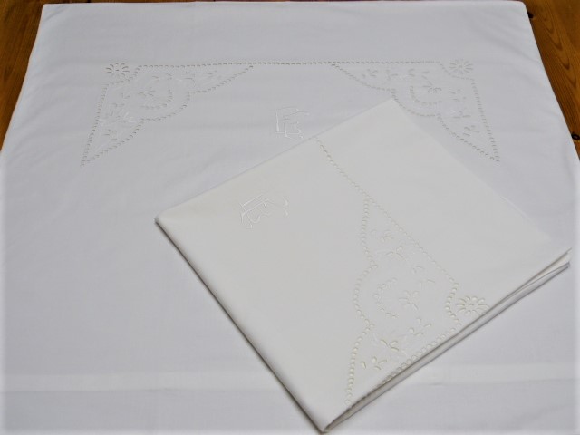 2 weiße Kopfkissenhüllen aufwendige Lochstickerei Handarbeit ungebraucht Mono EE 76x80 cm