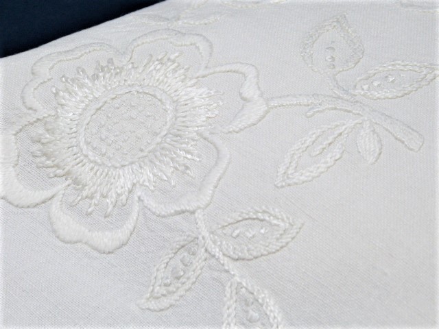 ANTIK Weiße Leinenkissenhülle Weißstickerei Blumen in allen 4 Ecken Mitte großes Motiv Handarbeit