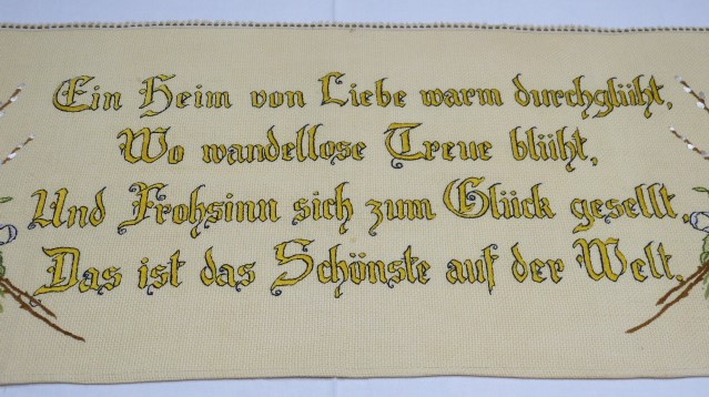 Sehr großes antikes Wandtuch mit Spruch großer Frühlingsstrauß an beiden Seiten Handarbeit 62 x 168