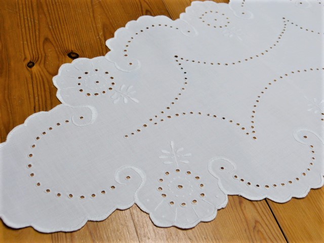 Ovales weißes Deckchen mit sehr viel Lochstickerei gebogter Rand Handarbeit 31x72 cm