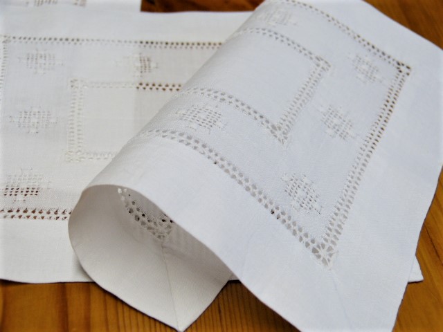 4 handgestickte Deckchen Hohlsaum Ajour weiß 16x16 cm Vintage Style