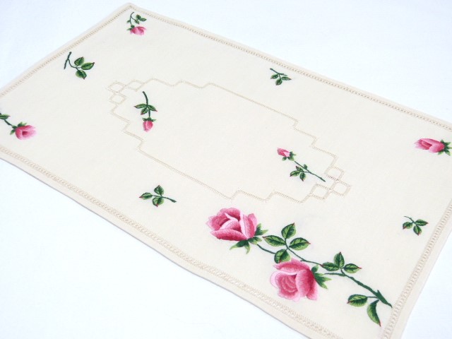 Zauberhafter beiger Tischset mit dicht gestickter Rosenstickerei Hohlsaum 25 cm x 42 cm