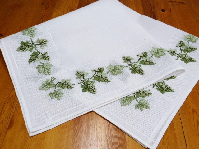 Mitteldecke mit grünen Efeublättern in Kreuzstich bestickt unbenutzt 100 % Polyester 85 x 85 cm