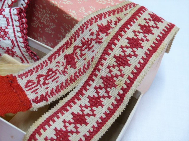 6 handgestickte umhäkelte Wäschebänder mit roten bzw. weißen Bändern 4x36 cm 2x 44 cm lang