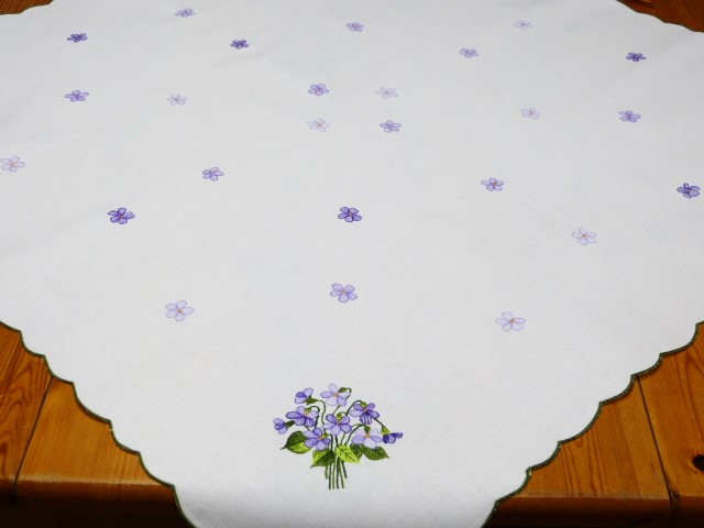 Mitteldecke lila Veilchen als Strauß in vier Ecken Blüten über die gesamte Decke gebogter grüner Rand 77x77