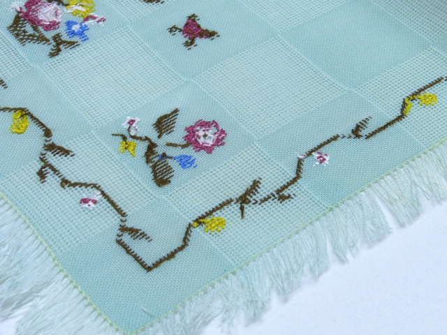 Zartes lindgrünes Deckchen mit hübscher Kreuzstichstickerei Blumen 29 cm x 55 cm