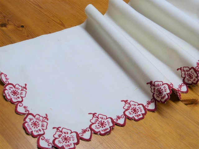 Rotstickerei Blumen Herzen rot weiß gestickt Bogenkante alles Handarbeit auf Baumwollköper 26 x 97