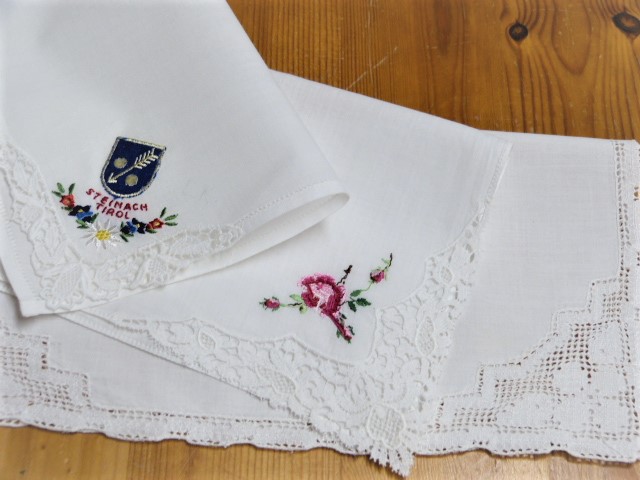 3 weiße Batisttaschentücher mit einer Spitzenecke Tirol Rose Weiß 24/27 cm²
