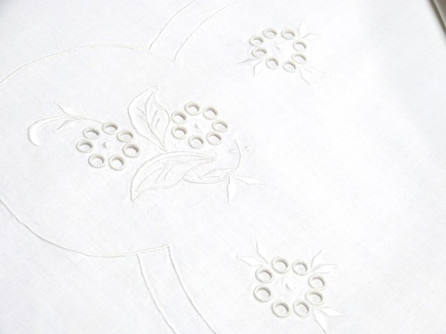 2 weiße Kopfkissernbezüge viel Lochstickerei Blumen Umrandung Baumwolle 75 x 75 cm 
