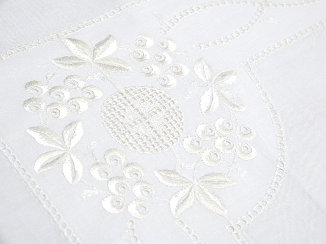 2 weiße ungebrauchte Kopfkissenbezüge viel Stickerei Spitze Baumwolle 65 x 77 cm