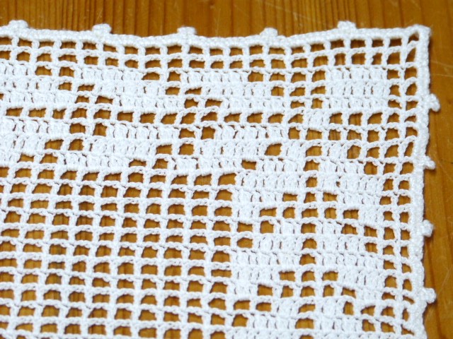 Weißes quadratisches Deckchen als Motiv Friedenstaube gehäkelt Handarbeit 23x27 cm 
