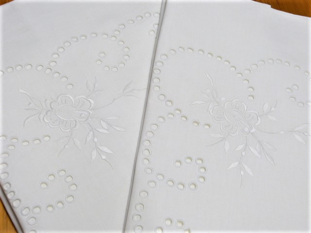 2 weiße Kopfkissenhüllen ungebraucht sehr viel Lochstickerei Blumen Mono HvdK  76x78 cm
