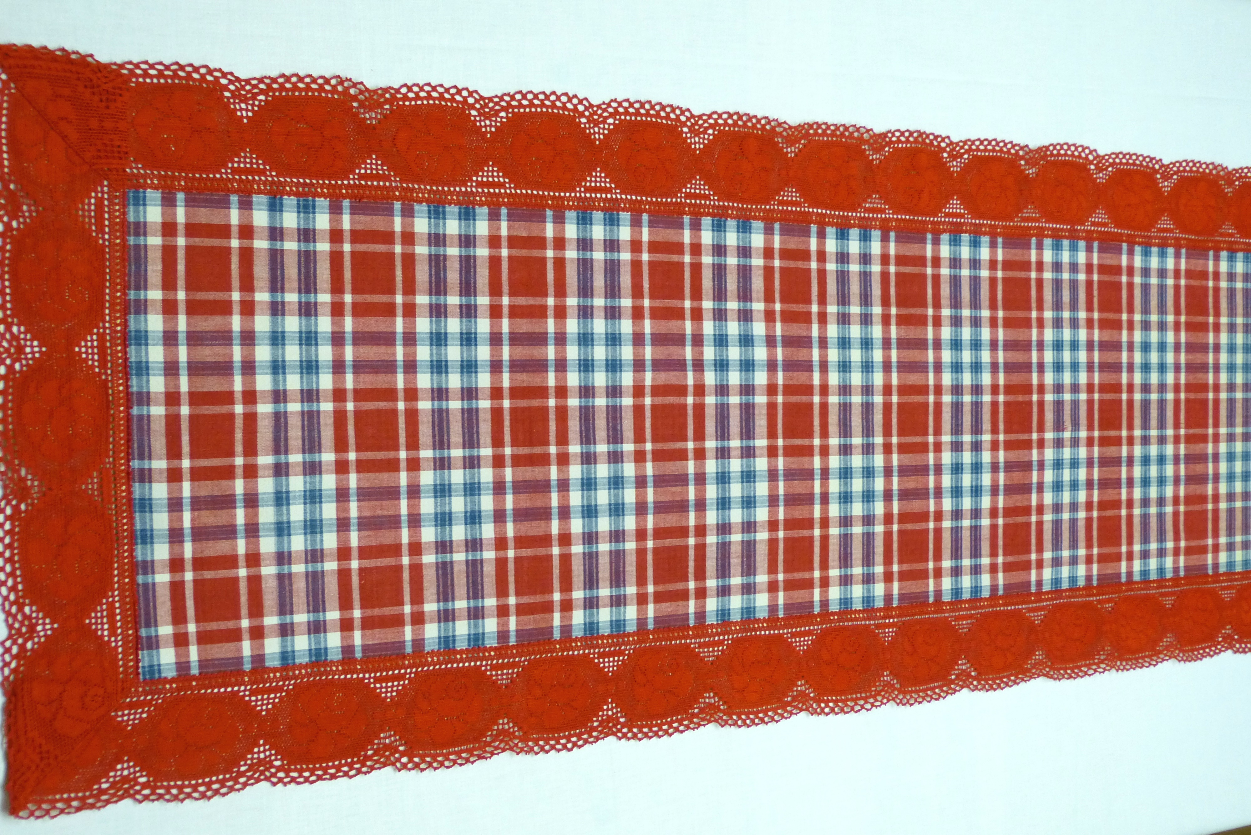 Tischläufer Halbleinen rot weiß blau kariert breite rote Rosenspitze  VINTAGE