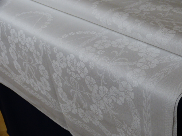 Weiße Tischdecke  Leinen fein glänzend  große Blütenrondelle Mono EE 160x205 cm