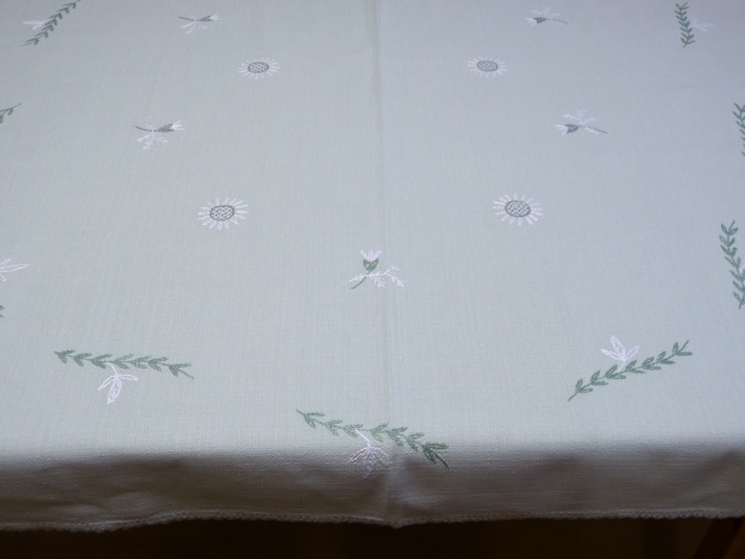 Lindgrüne Tischdecke weiß grün bestickt Häkelkante 120x142 cm 50iger