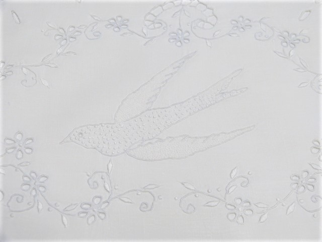 Großes weißes Baumwollkissen 35x55 Weißstickerei Vogel Blumen Halbkreis Handarbeit