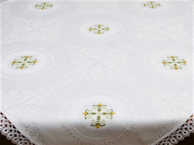 Mitteldecke feine Kreuzstichornamente weißer glänzender Damast Spitzenrand 84 x 84 cm