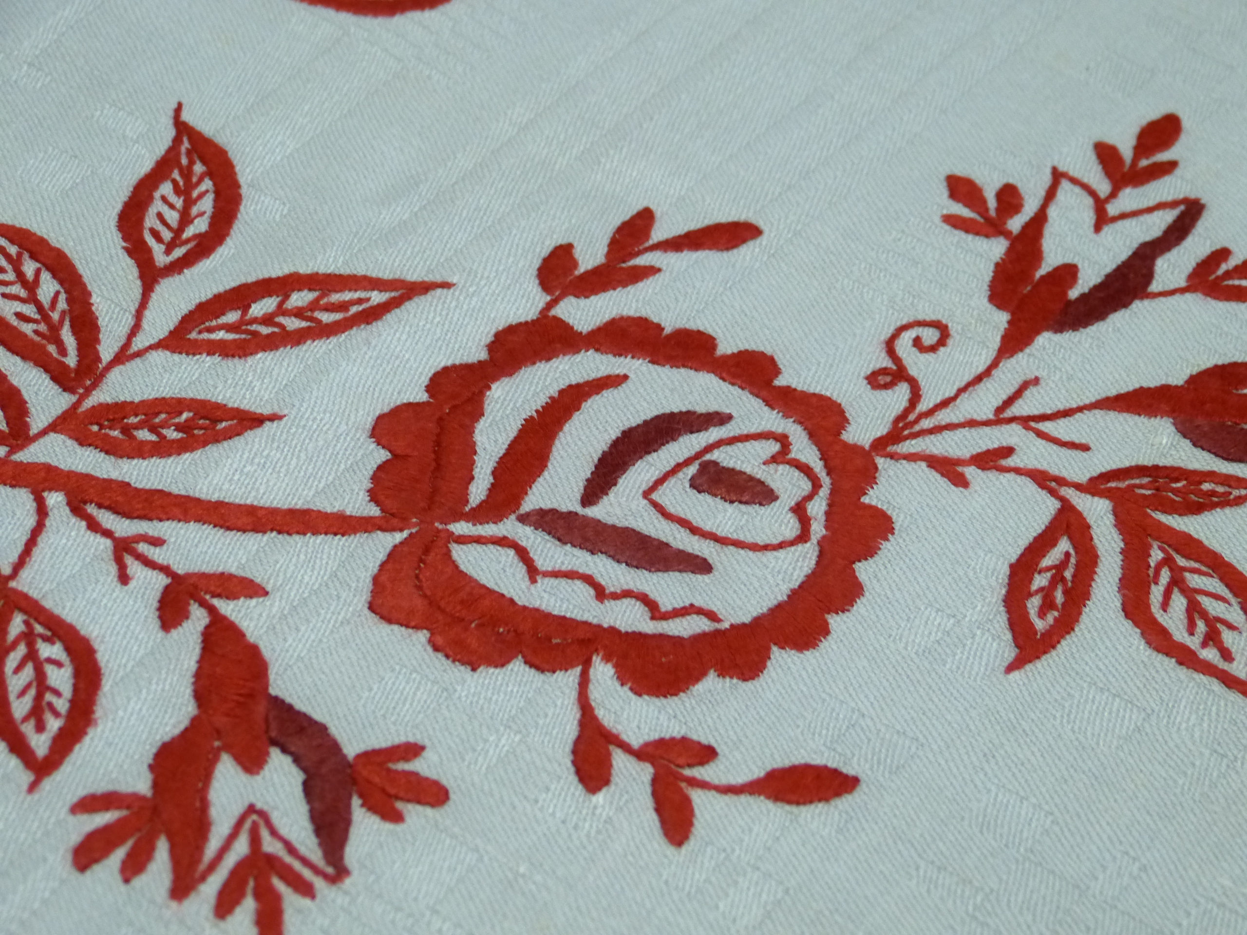 Großes Überhandtuch Antikes Leinen rotes Blumenornament Mono WS Breite Randspitze Leinenlüster