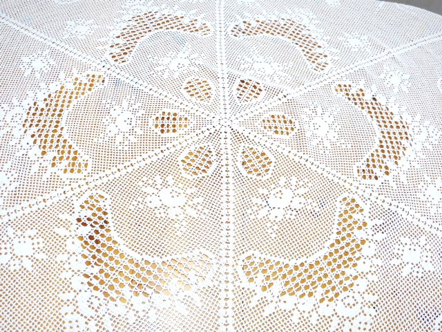 Runde handgehäkelte weiße Tischdecke Pfauen feste Ware Durchmesser 210 cm