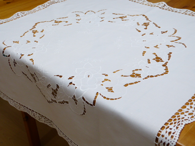Mitteldecke weiße Baumwolle mit breiter Randspitze inen maschinelle Richelieuarbeit 86 x 91
