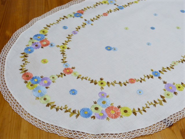 Ovales hübsch besticktes Deckchen Handarbeit  feiner Spitzenrand  48 x 84 cm  50iger Jahre