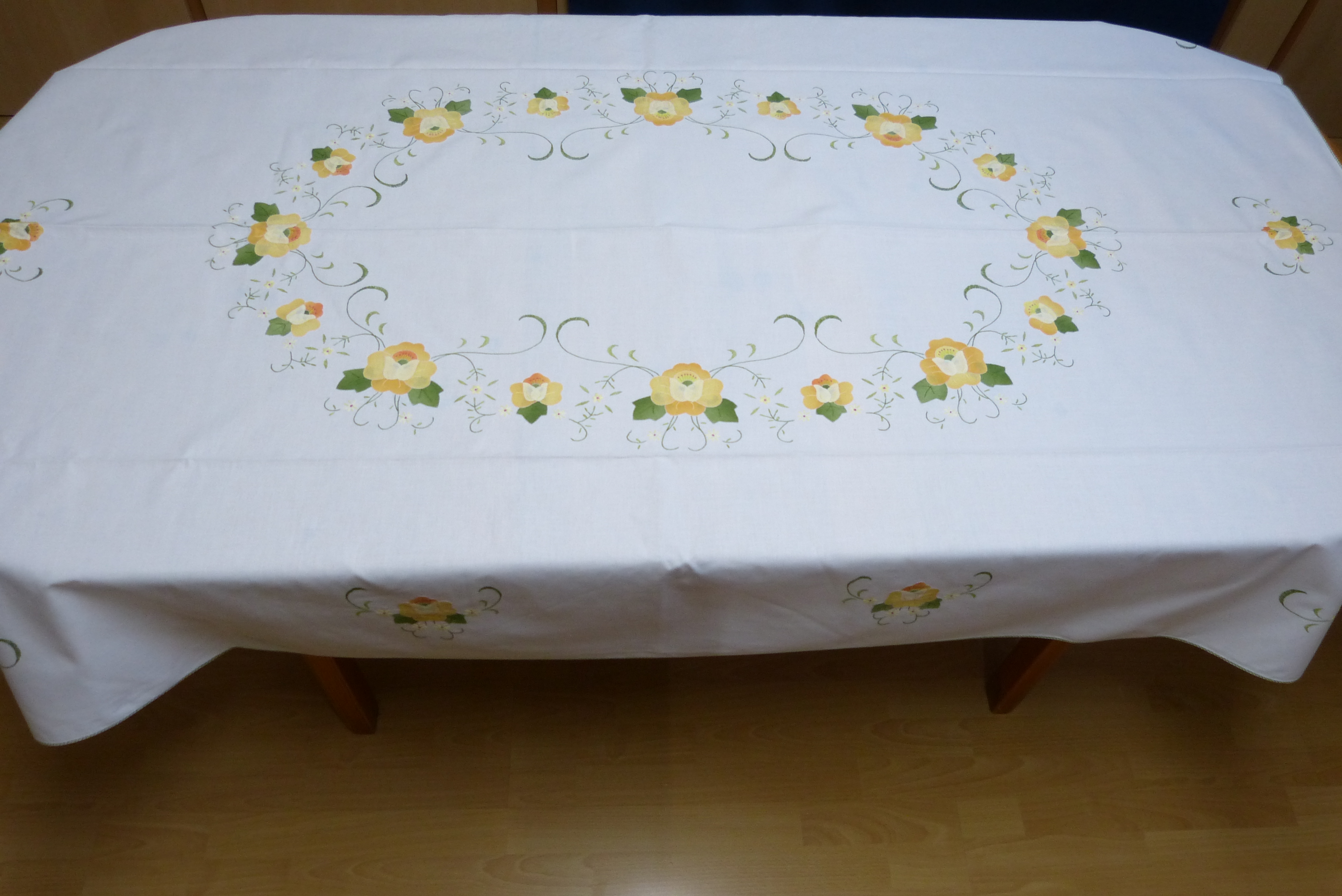 Lange Tischdecke mit gelb orangen Blumenapplikationen Stickerei 128x180