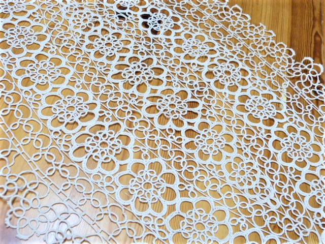 Ovales hell beiges Deckchen Schiffchentechnik Handarbeit 40 x 83 cm