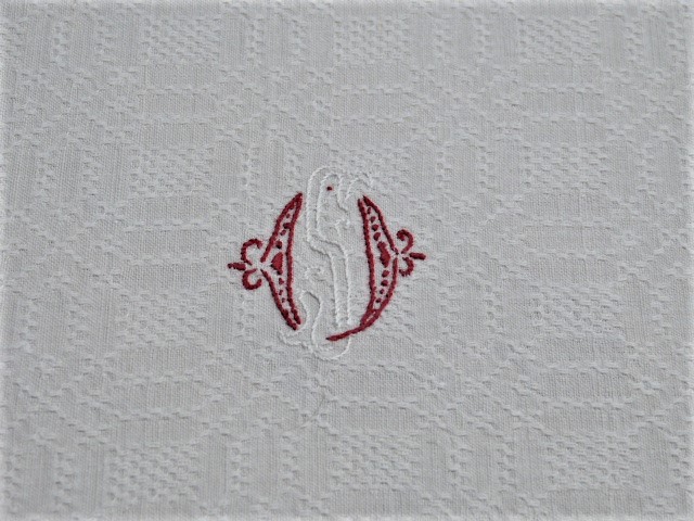 Tischdecke Leinen handgewebt grafisches Muster Mittelnaht rotes Monogramm SO 130 x 155